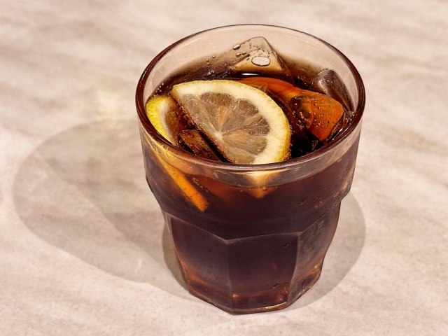 Kriška citrusa u piću je loša po zdravlje? Razmislićete ponovo pre nego što je tražite od konobara